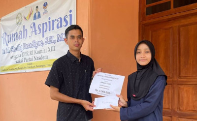 Anggota DPR RI Shadiq Pasadigoe Salurkan Bantuan Pendidikan untuk Pelajar Berprestasi di Tanah Datar