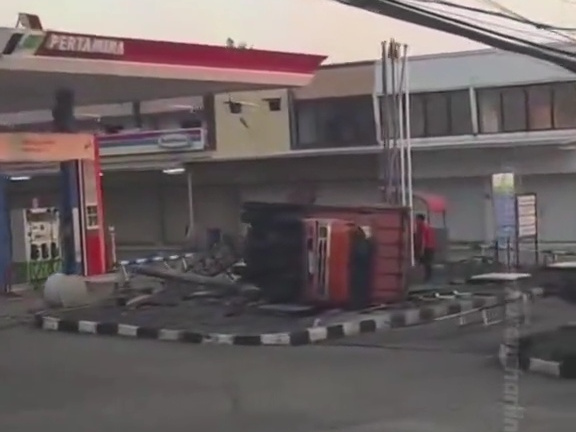 Truk Gagal Menanjak Tabrak Area Bongkar SPBU Silayur Semarang, Operasional Ditutup Sementara