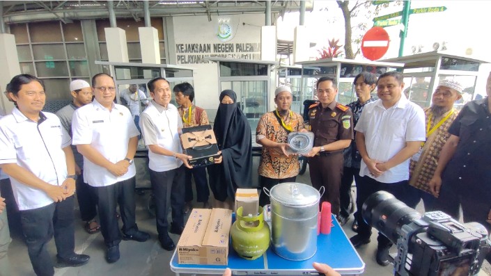 Usai Ikrar Kembali ke NKRI, 7 Eks Napiter di Palembang Dapat Gerobak Bakso dari Kejari untuk Hidup Baru