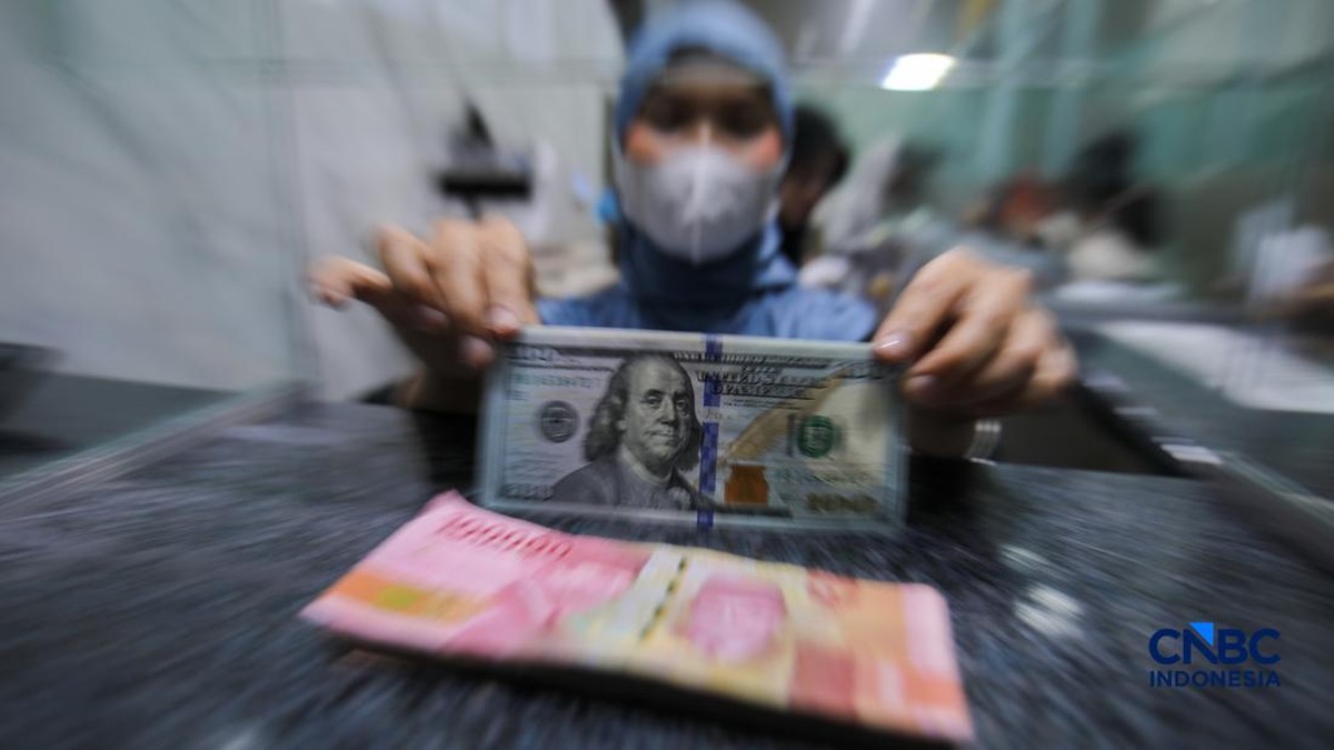 Rupiah Sentuh Rp17.500 Per Dolar, Pengusaha Khawatir Tren PHK Meluas di Sektor Manufaktur dan UMKM