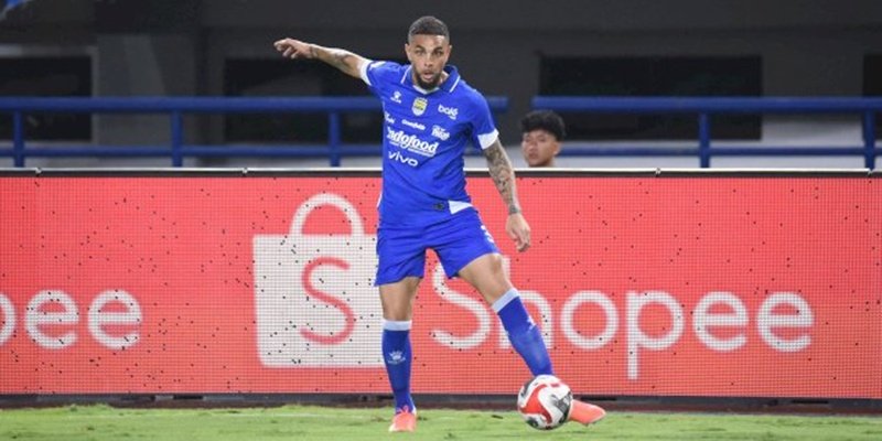 Bek Asal Prancis Persib Bandung Layvin Kurzawa Cedera Hamstring, Dipastikan Absen di Dua Laga Sisa Musim Ini