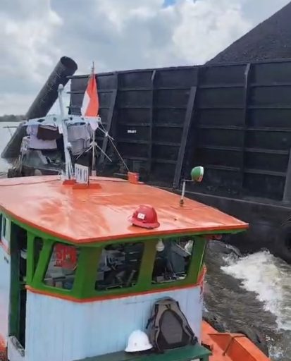 Tongkang Pasific Star 8703 Muatan Batubara Tabrak Tiang Pancang Jembatan Lalan Hingga Roboh, Diduga Akibat Kelalaian Tali Tunda