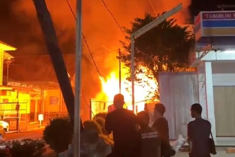 Kebakaran Dekat RSUD Kuala Kapuas Hanguskan Enam Warung dan Kios, Kerugian Ditaksir Capai Ratusan Juta