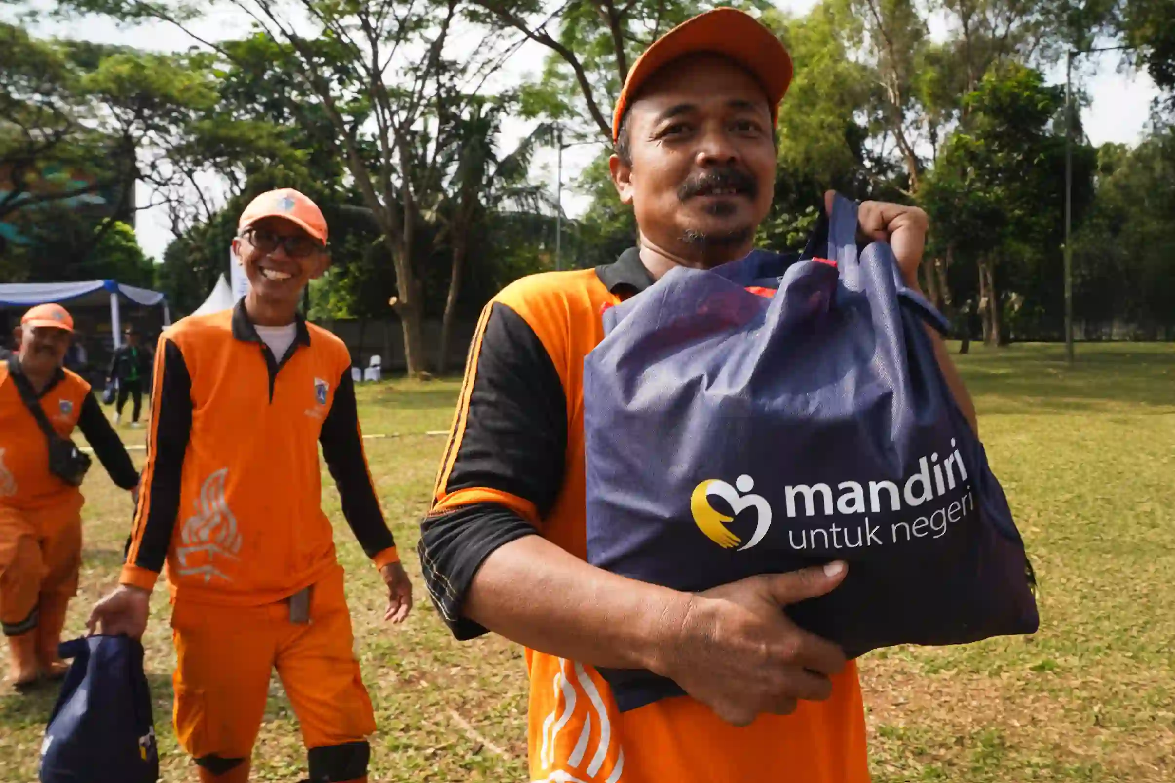Harkitnas 2026, Bank Mandiri Bagikan 28.000 Paket Sembako ke Ojol hingga Satpam di 10 Wilayah