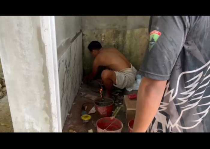 Satgas TMMD ke-128 Kodim 0405/Lahat Pasang Pintu MCK di Desa Lubuk Tampang, Target Fasilitas Sanitasi Berkualitas