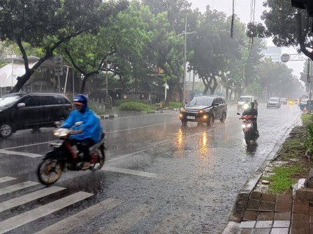 Cuaca Sumbar Hari Ini: Hujan Mulai Siang di 9 Daerah, Waspada Petir di Solok dan Sijunjung