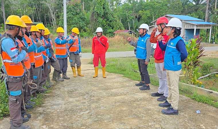 PLN Kalbar Turunkan 15 Personel Tebang Pohon dan Perbaiki Tiang Listrik Miring di Mempawah