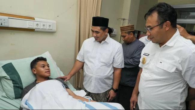 Wagub Jateng Taj Yasin Jenguk 7 Siswa Korban Atap MTs Roboh di Sragen, Tanya Satu Per Satu Soal Trauma