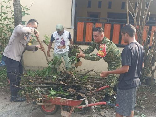 TNI-Polri dan Warga Sepang Jaya Bandar Lampung Keruk Lumpur di 12 Titik Drainase, Antisipasi Banjir Musim Hujan