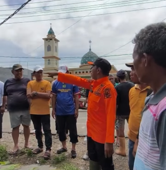 Bupati Sidrap Turun Langsung Tinjau Banjir di Tellu Limpoe, Instruksikan Pengerukan Sungai dan Saluran Irigasi