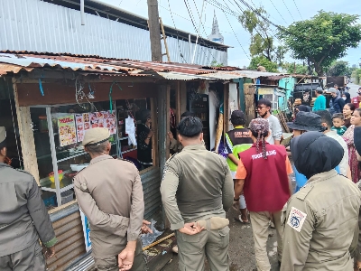 Pemkot Makassar Tertibkan 16 Lapak Liar di Fasum Barawajah, Akses Jalan Samping Tol Kembali Difungsikan
