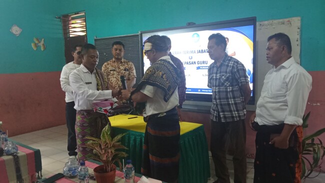 Delapan Bulan Pimpin SD Inpres Bello, Plt Kepala Sekolah Serahkan Jabatan ke Magroni Nomleni
