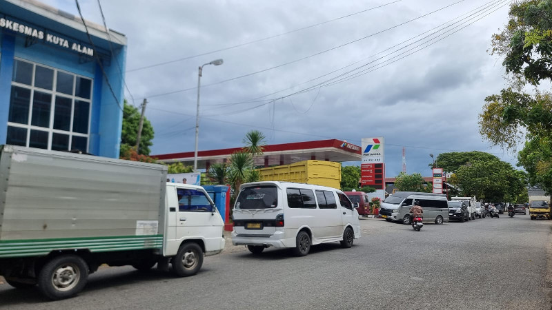 Sopir Angkutan di Aceh Keluhkan Solar Makin Sulit, Antrean Panjang hingga Dua Jam di SPBU Bireuen