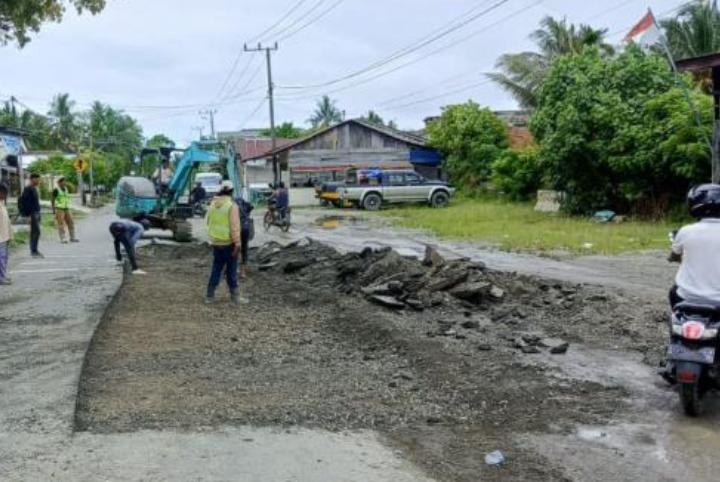 Jalan Singgah Mata 2 di Meulaboh Rusak Parah, Dinas PUPR Aceh Barat Lakukan Rehabilitasi Cegah Kecelakaan
