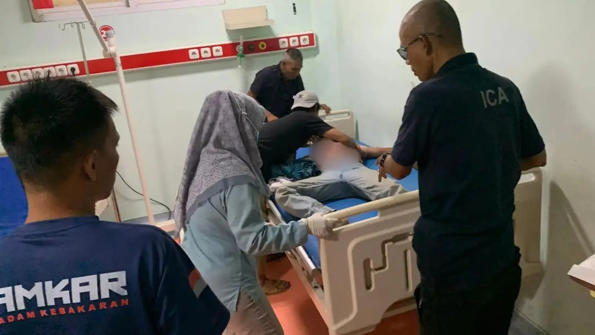 Warga di Prapen Lombok Tengah Tersengat Listrik saat Perbaiki Kabel WiFi, Dievakuasi Damkartan ke RSUD Praya