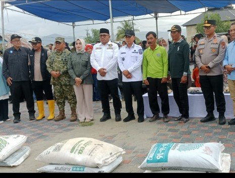 Gubernur Sultra dan Walikota Kendari Panen Raya 5,5 Ton Gabah di Amohalo, Salurkan Bantuan ke Petani Terdampak Banjir