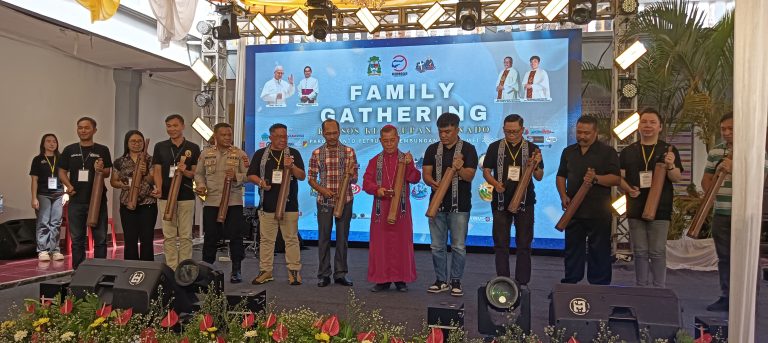 Uskup Manado Mgr Rolly Untu Ingatkan Bahaya Dunia Digital di Family Gathering Komsos Ke-6, 52 Paroki Hadir
