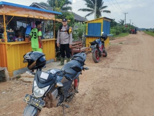 Patroli Strong Point Polsek Rawapitu di Kampung Andalas Cermin, Warga Beraktivitas dengan Aman dan Tertib