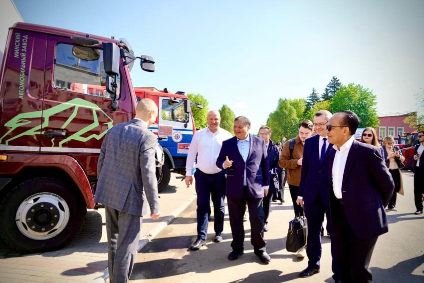 RI Incar Traktor dan Alat Berat Belarus, Airlangga Turun Langsung ke Pabrik MTZ