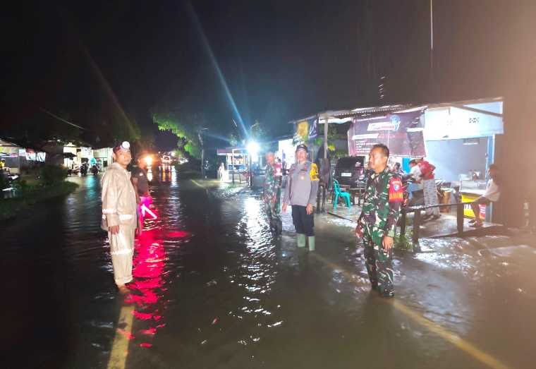 Banjir Rendam 60 Rumah di Mandor Landak, Polisi Turun ke Lokasi Pantau Debit Air dan Imbau Warga Siaga