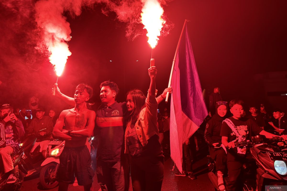 Ribuan Bobotoh Padati Flyover Pasupati Bandung Rayakan Kemenangan Dramatis Persib, Wali Kota Minta Jaga Ketertiban