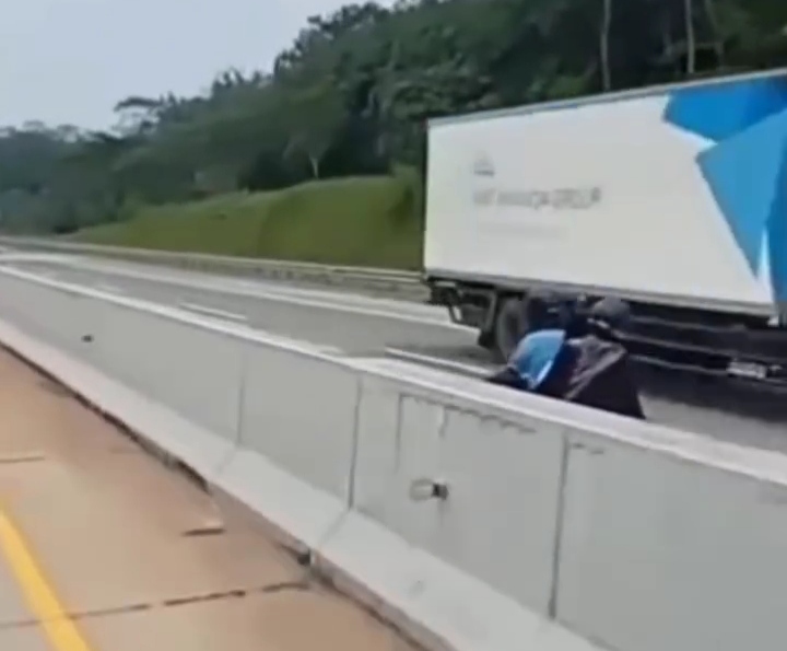 Motor Nekat Masuk Tol Batang-Semarang, Petugas Jasamarga Kejar Pengendara Hingga KM 353