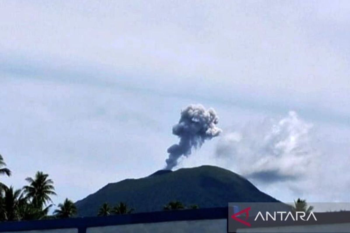 Gunung Ibu di Halmahera Malut Erupsi Lagi, Kolom Abu 800 Meter Membumbung ke Barat Laut