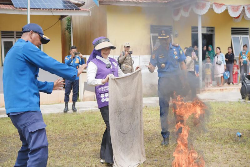 Damkar Kapuas Latih Ibu-ibu PKK di Mantangai Tangani Kebakaran Rumah Tangga Sejak Dini