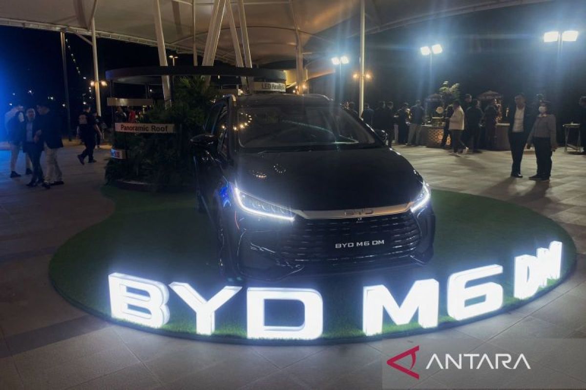 BYD Resmi Luncurkan M6 Cross Hybrid di Indonesia, Teknologi DM Diklaim Irit BBM untuk Mobilitas Perkotaan