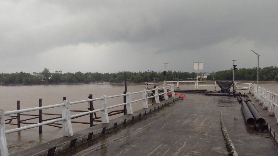 Jembatan Dermaga Sungai Limau di Tanjab Barat Ambruk, Dua Pekerja Pengelasan Hilang Terseret Arus Deras