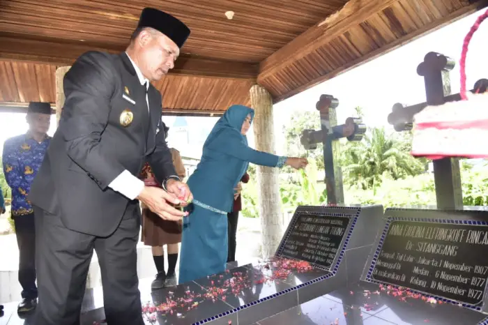 Peringati Harkitnas ke-118, Wabup Tapteng Pimpin Ziarah di Makam Pahlawan Nasional Ferdinand Lumban Tobing