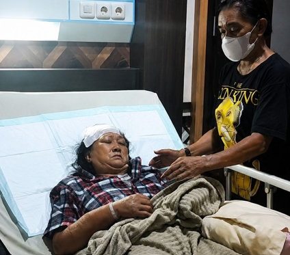 Warga Palangka Raya Galang Dana Rp16 Juta untuk Biaya Pengobatan Korban Pembacokan ODGJ di Jalan Mahir Mahar