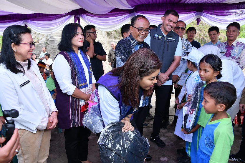 2 Hari di Samosir, Kahiyang Ayu Tinjau Posyandu hingga Desa Pamutaran, Bagikan Sepeda dan Perlengkapan Sekolah