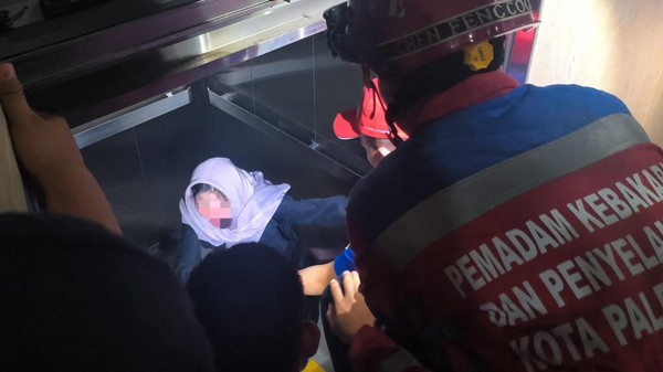 Mahasiswi UMP Terjebak di Lift Hampir Satu Jam saat Blackout Sumatera, Petugas Gabungan Evakuasi 50 Menit