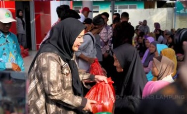 Pemkot Bandar Lampung Salurkan Bantuan Beras untuk 2 Kecamatan, Beban Warga Terdampak Inflasi Diperkirakan Berkurang