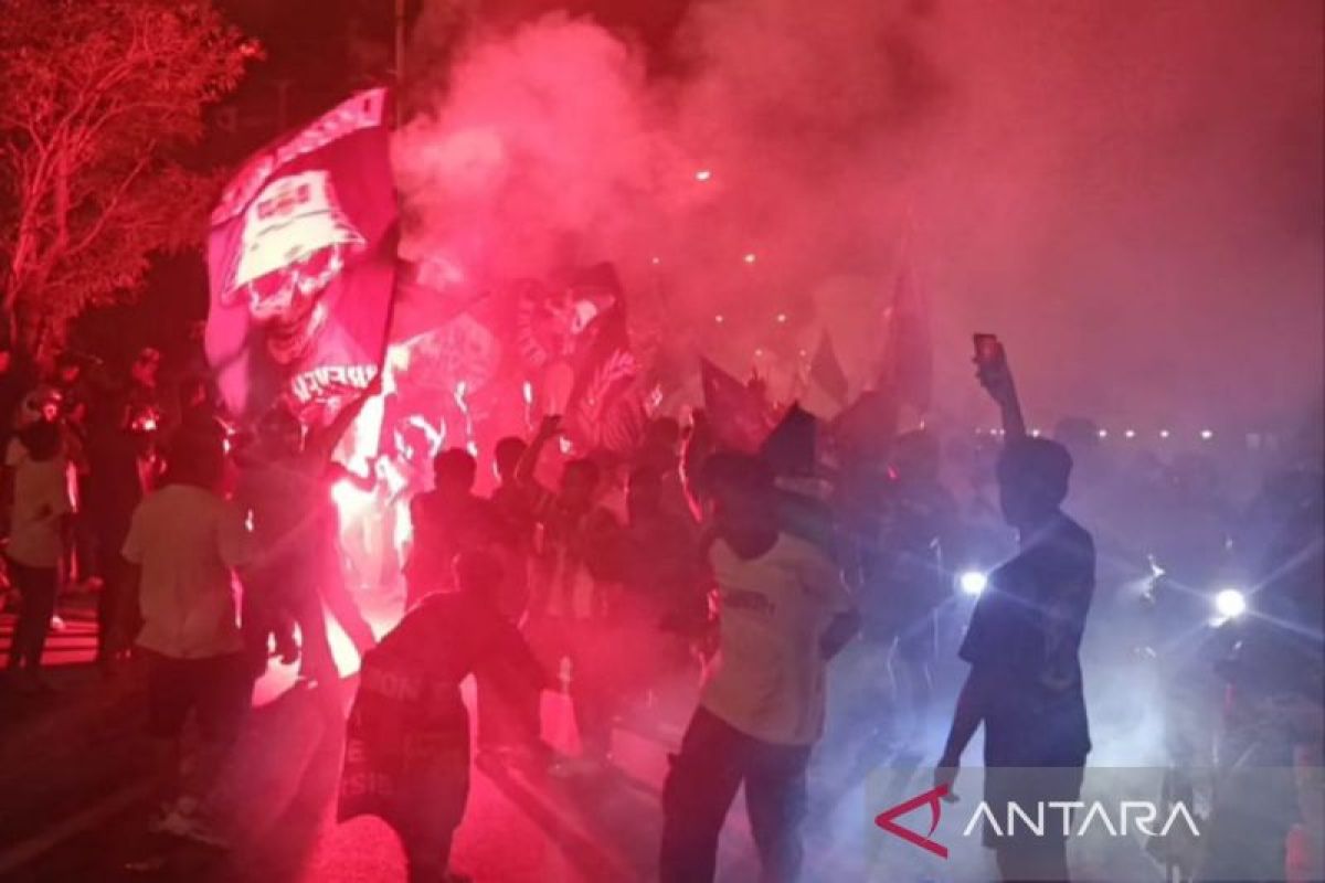 Polres Cirebon Kota Kawal Perayaan Juara Persib, Ribuan Bobotoh Padati Jalur Pantura