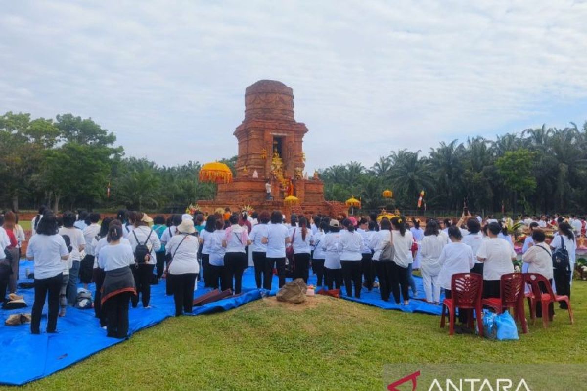 Ratusan Umat Buddha dari Berbagai Daerah di Sumut Padati Candi Bahal I untuk Waisak, Polisi Jaga Penuh Titik Ibadah