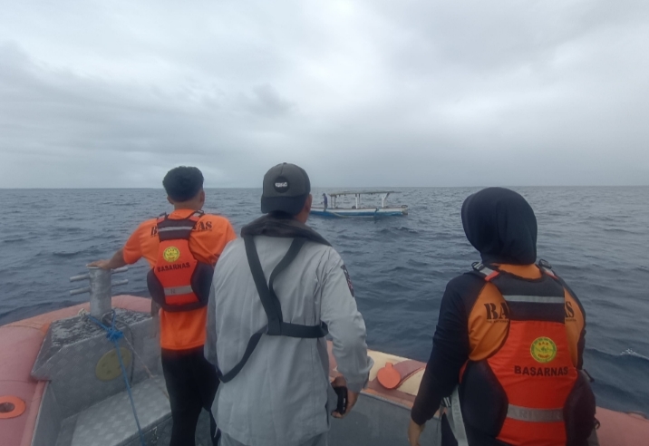 Mesin Longboat Mati di Perairan Pulau Baer, Dua Nelayan Asal Tual Dievakuasi Tim SAR Gabungan