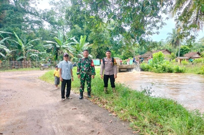 Babinsa Pantau Debit Sungai Tulung Buyut Usai Hujan Deras, Warga di Hulu Sungkai Diimbau Waspada Banjir