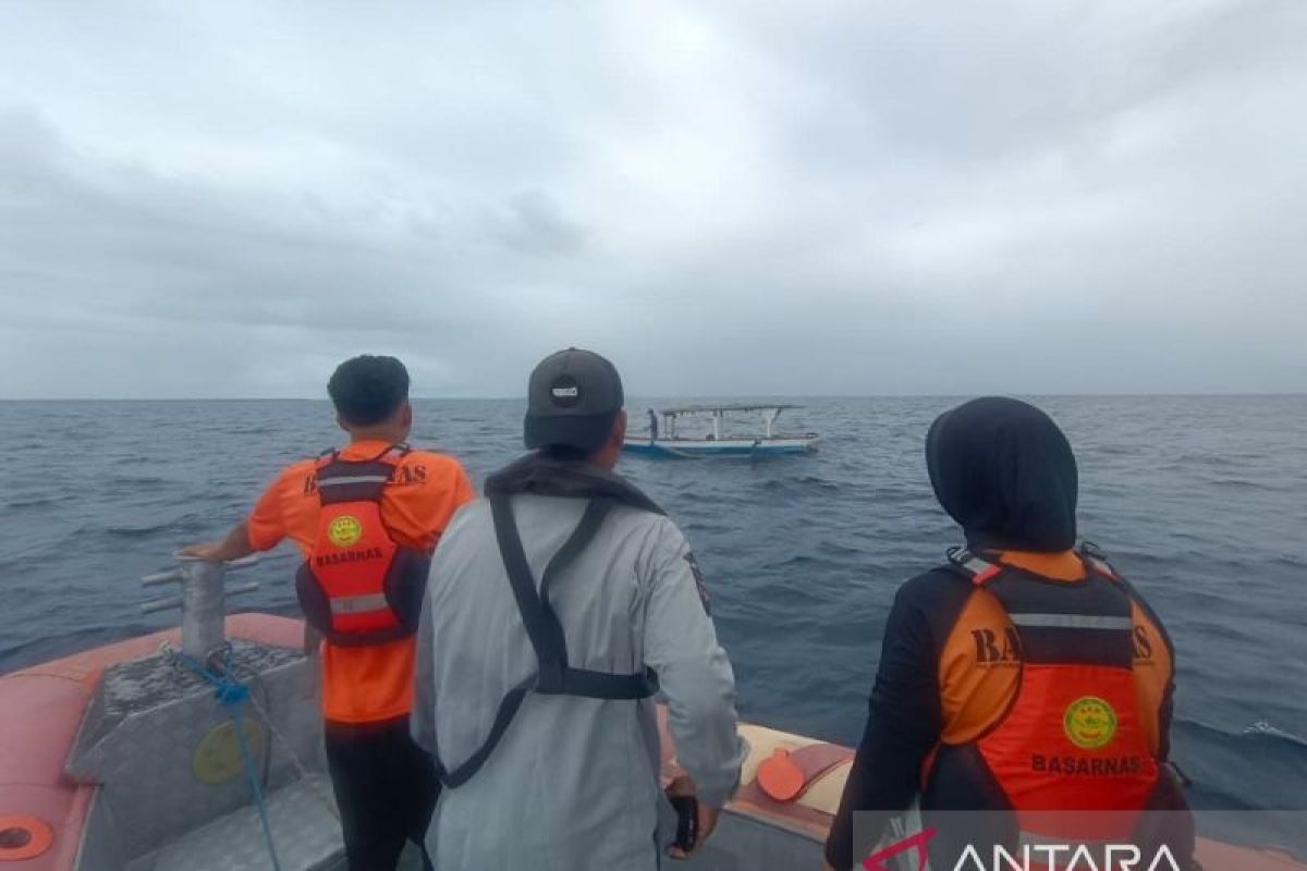 Tim SAR Gabungan Evakuasi Dua Nelayan Lansia di Perairan Pulau Baer Maluku Tenggara, Kapal Mati Mesin