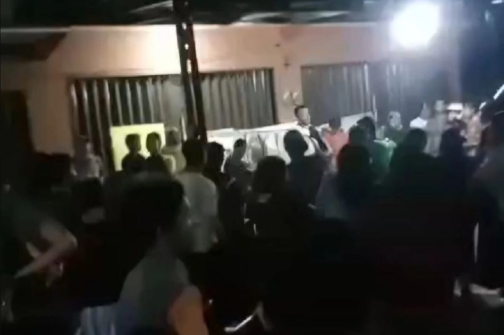 Warga Perumahan di Karawang Segel Kantor Developer Usai Banjir 1 Meter Rendam 150 Rumah