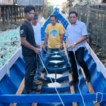 Anggota DPRD Kaltara Muhammad Nasir Salurkan Bantuan Perahu dan Sarana Budidaya Rumput Laut untuk Pokdakan Tanjung Berkah di Nunukan