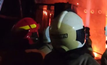 Kebakaran Rumah Bengkel Motor Listrik di Surabaya Tewaskan Dua Orang, Diduga Akibat Korsleting Cas