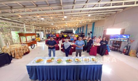 PLN UPDL Bogor Gelar Lomba Masak Nasi Goreng Sambil Edukasi Kompor Listrik ke Ibu-Ibu