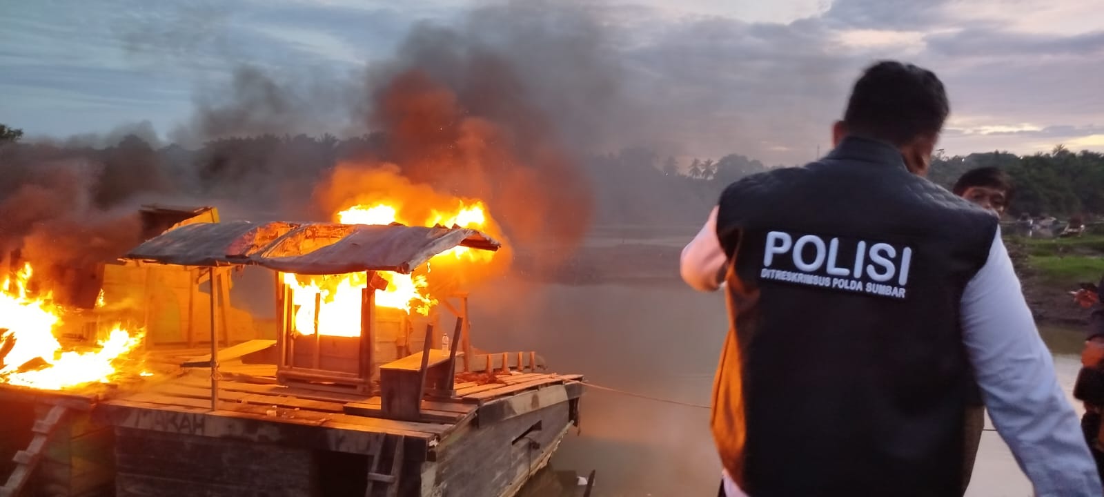 Polda Sumbar dan Polres Sijunjung Bakar Dua Kapal Tambang Ilegal di Aliran Sungai Batang Kuantan