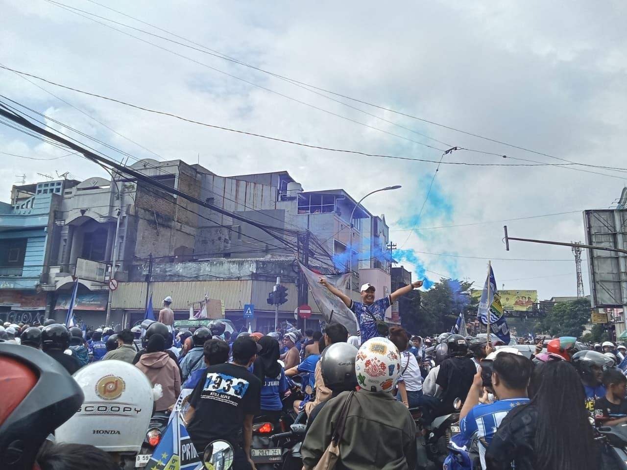 Euforia Bobotoh Padati Jalanan Kota Bandung Rayakan Hattrick Juara Persib