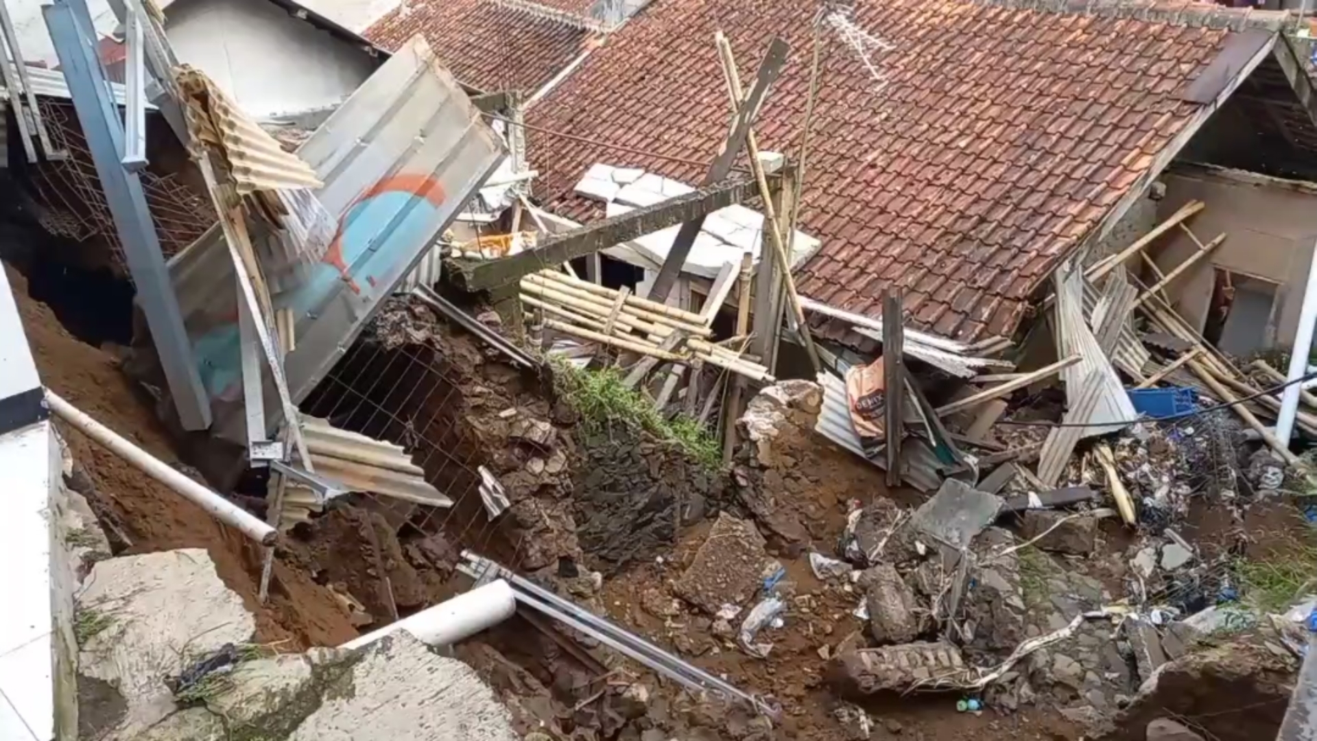Banjir Bandang dan Longsor Terjang Lembang, Empat Rumah Rusak Berat dan Seorang Ibu Terluka