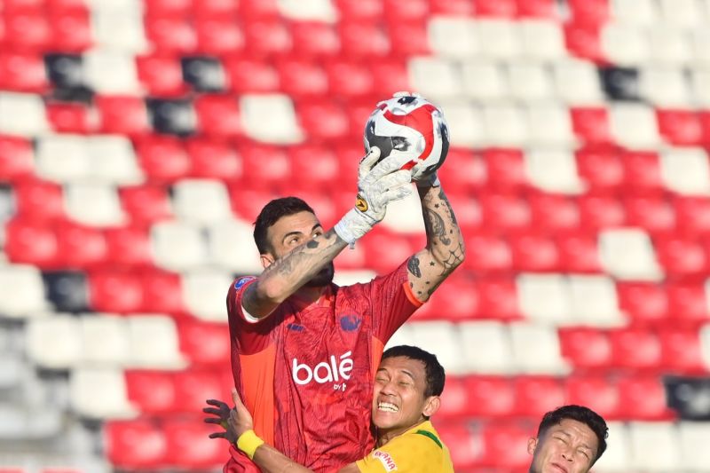Arema FC Resmi Lepas Lucas Frigeri, Kiper Pahlawan Piala Presiden 2024 Angkat Koper dari Malang