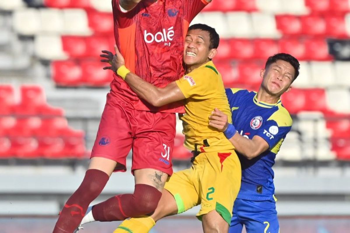 Arema FC dan Lucas Frigeri Resmi Berpisah, Kiper Brasil Hengkang Usai Musim Bersejarah