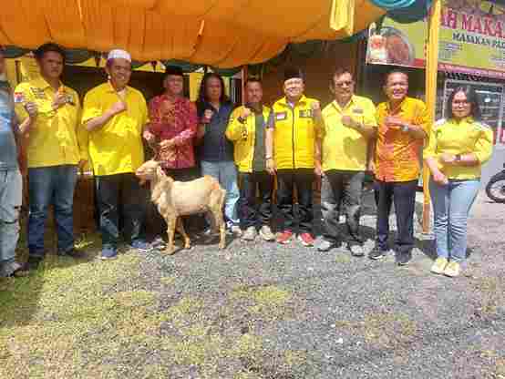 Ketua DPD Golkar Dairi Sabam Sibarani Serahkan Hewan Kurban untuk Anak Yatim, Angkat Kisah Nabi Ibrahim dan Ismail